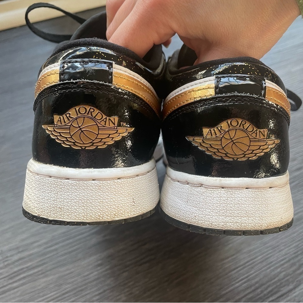Air Jordan 1 Low SE Gold Toe Black Metallic Gold Speckle White Nike 8.5W 7M 7Y - Picture 7 of 9